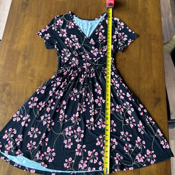 Elegant Floral Midi Dress in Black and Pink - Picture 6 of 7